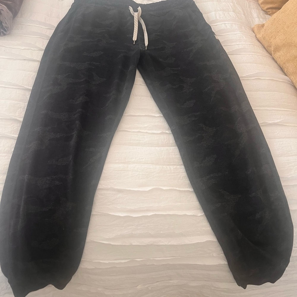 Vuori Daily Joggers in Camo size S